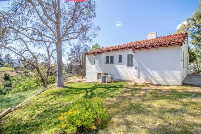 Building Photo - Exclusive 2 Bed/1 Bath Spanish-Style Home ...