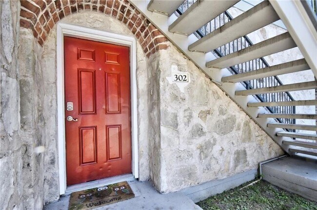 Building Photo - 4X2 Condo Less than $900/Bedroom for August