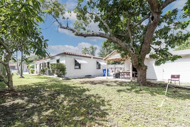 Building Photo - 2567 SW 21st Ave