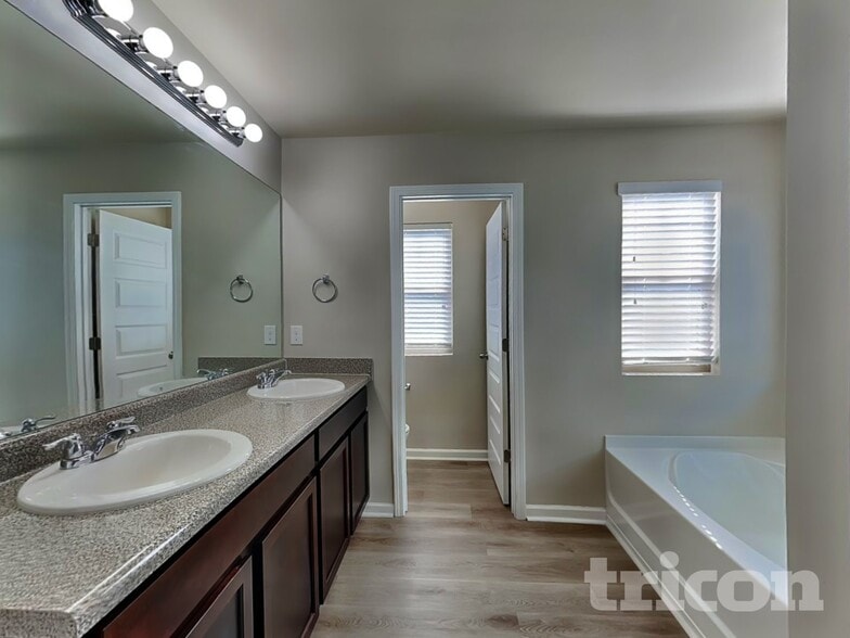 Building Photo - 1095 Lear Dr