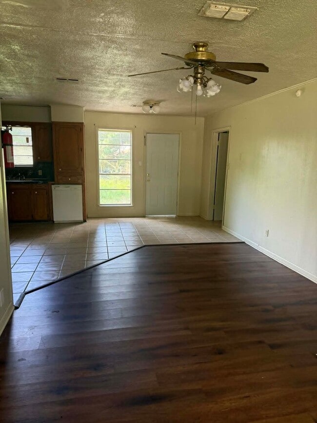 Building Photo - 3013 Hazel Cir