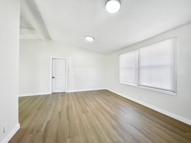 Building Photo - Beautiful Remodeled 4 Bedroom 2 Bathroom H...