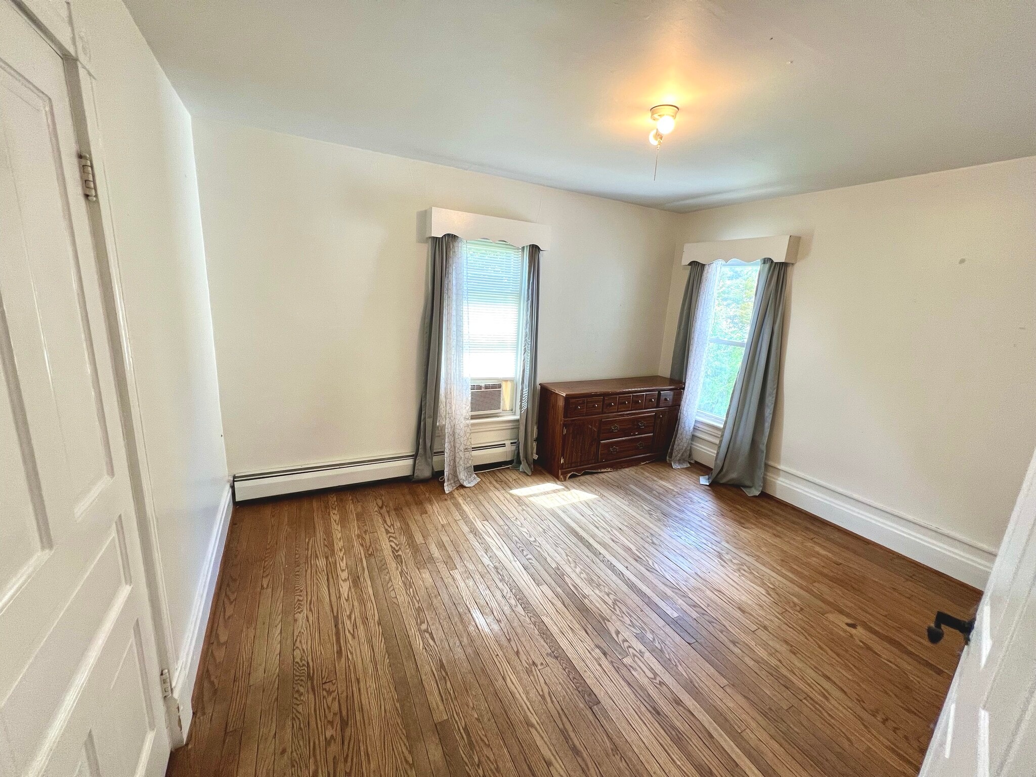 Bedrom w/ closet - 1221 Church St