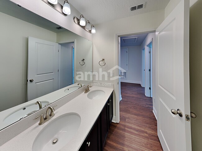 Building Photo - 825 Heavenly Dr