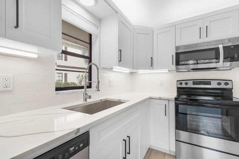 Building Photo - 2695 Albatross Rd N