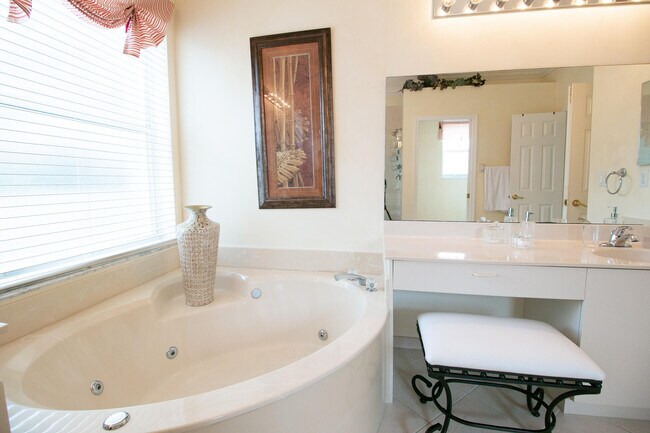 Building Photo - 2718 Misty Oaks Cir