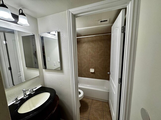 Building Photo - 2 bed 2 bath condo