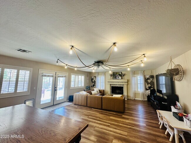Building Photo - 727 W Mendoza Cir
