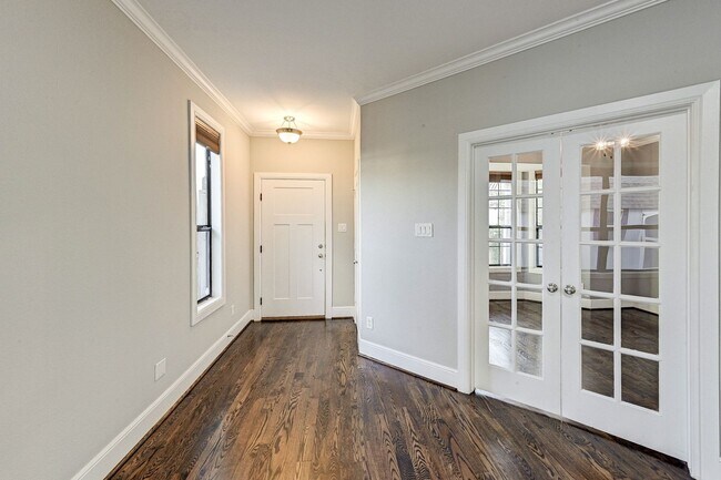 Building Photo - Charming 3-Bedroom Home with Modern Amenit...