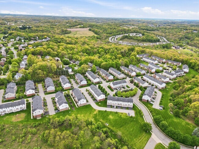 Building Photo - 2305 Pointe View Dr
