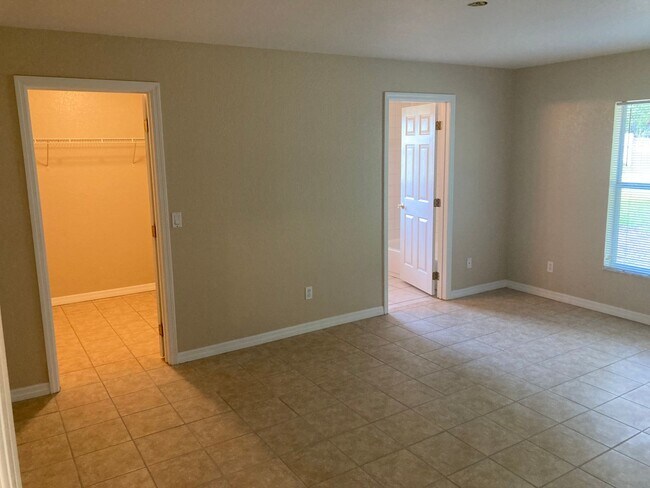 Building Photo - 3/2 Home Silver Springs Shores