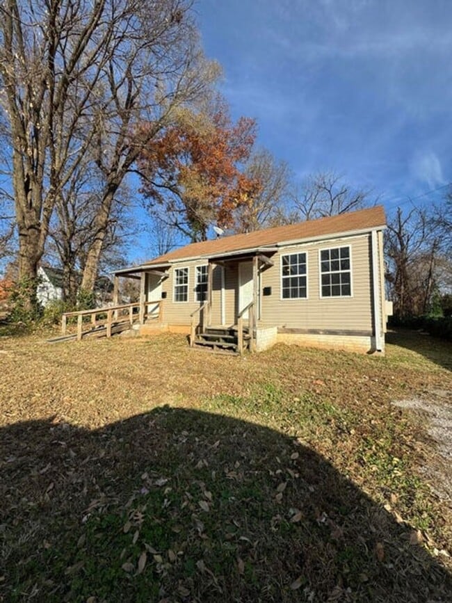 Building Photo - Great 1 bed 1 bath duplex in North Springfield. Remodeled
