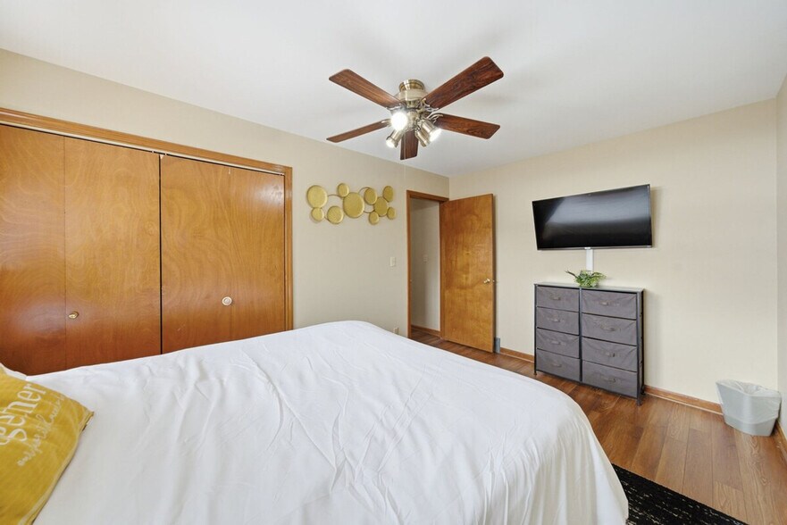 Building Photo - 1201-1203 Johnston Drive-SI ID1497747P