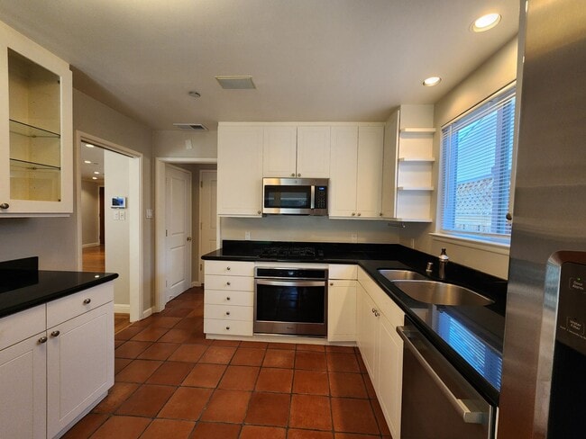 Building Photo - 3220 Del Monte St