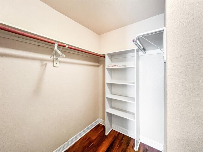 Building Photo - 5715 Ladonia St