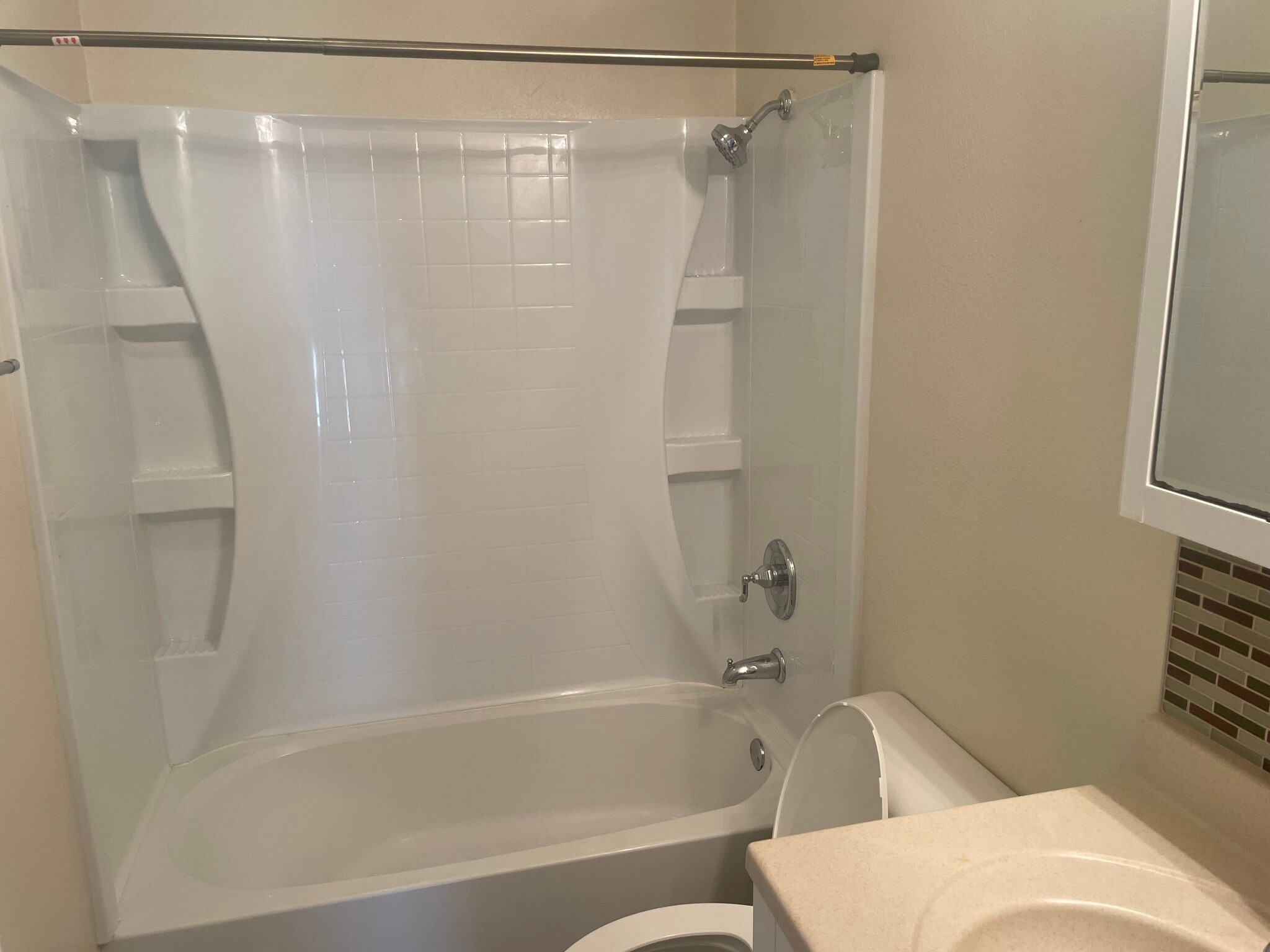 UPPER LEVEL BATH - 2816 Independence St