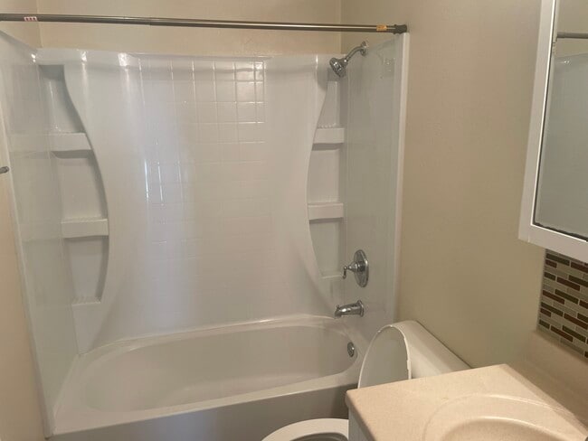 UPPER LEVEL BATH - 2816 Independence St