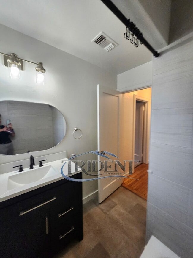 Building Photo - 1117 Divver St