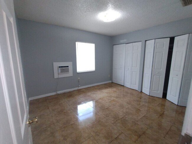 Building Photo - 2420-2422 Chestnut Woods Dr