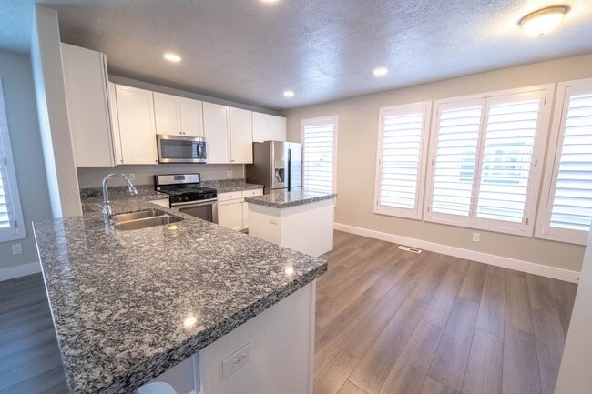 Building Photo - Beautiful Draper Townhomes in Prime Location