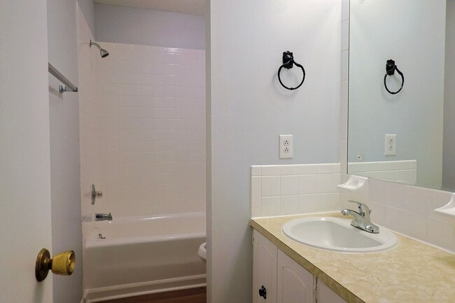 Building Photo - nice renovated 4 Bed 3 Bath