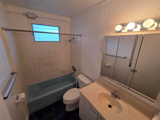 Building Photo - Charming 3 Bedroom 2 Bath Single Family Home in Manoa Valley