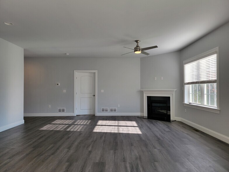 Building Photo - 213 Buckton Dr