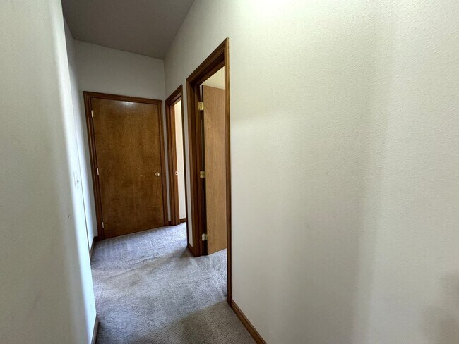 Building Photo - 4 Bedroom, 2 Bath House! Available to Rese...