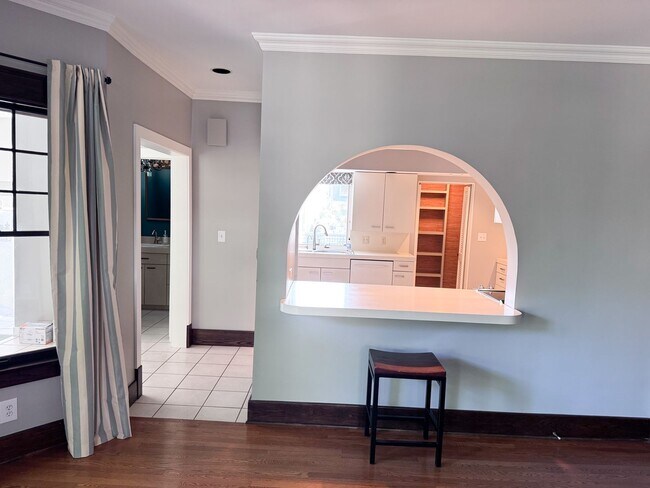 Building Photo - Historical Duplex - Spacious 3 Bedroom, 2.5 Bath Duplex with fenced in private patio.