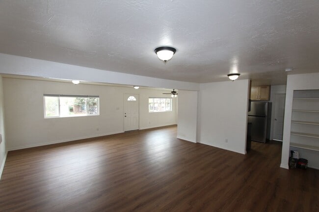 Building Photo - 4 bedroom Sunnyside Home