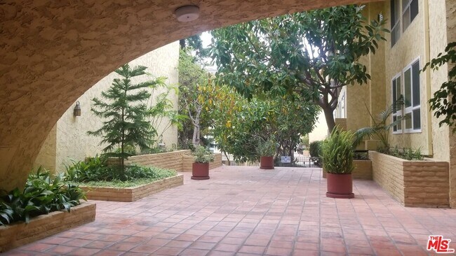 Building Photo - 6225 Canterbury Dr