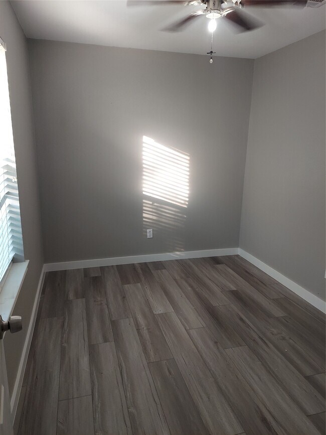 Building Photo - 933 Valentine Ave