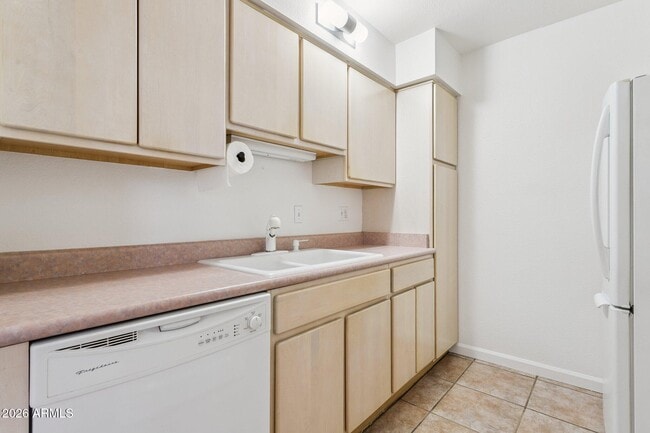 Building Photo - 7625 E Camelback Rd