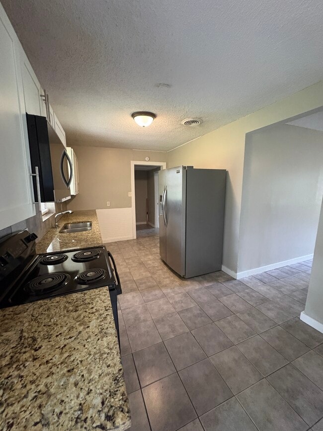 Building Photo - 3902 Wesley Dr