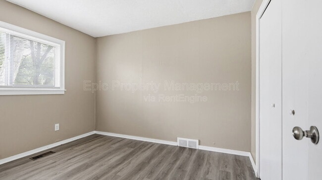 Building Photo - 1511 E Harry Ave