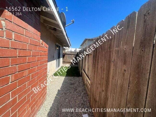 Building Photo - 16562 Delton Cir