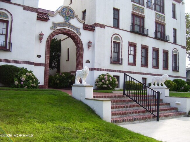 Building Photo - 218 2nd Ave