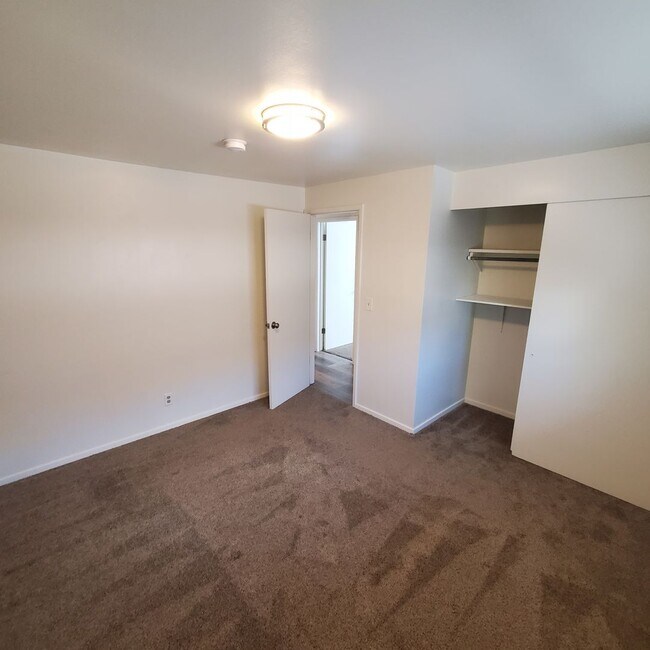 Building Photo - 866 600 W