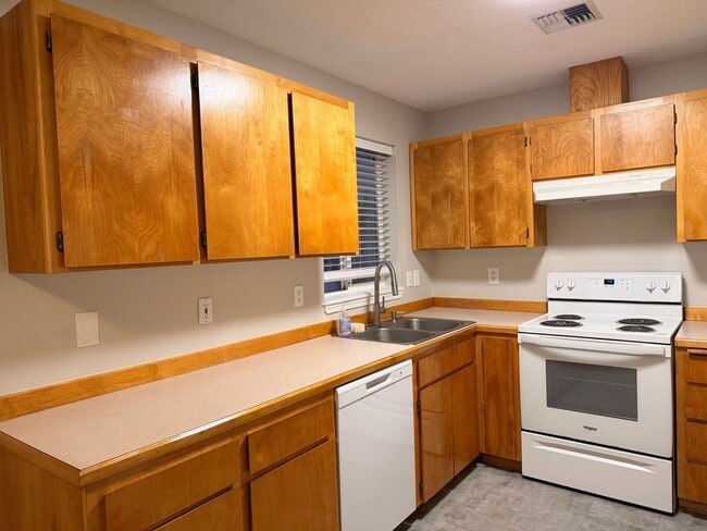 Building Photo - 1073 NE Hidden Valley Dr