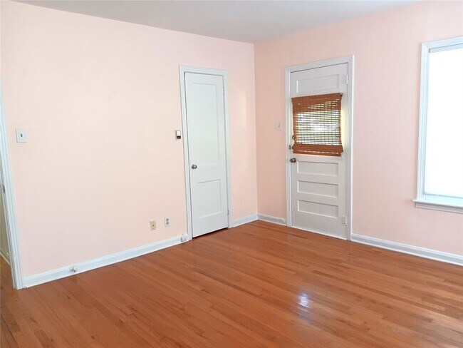 Building Photo - 513 E 46th St