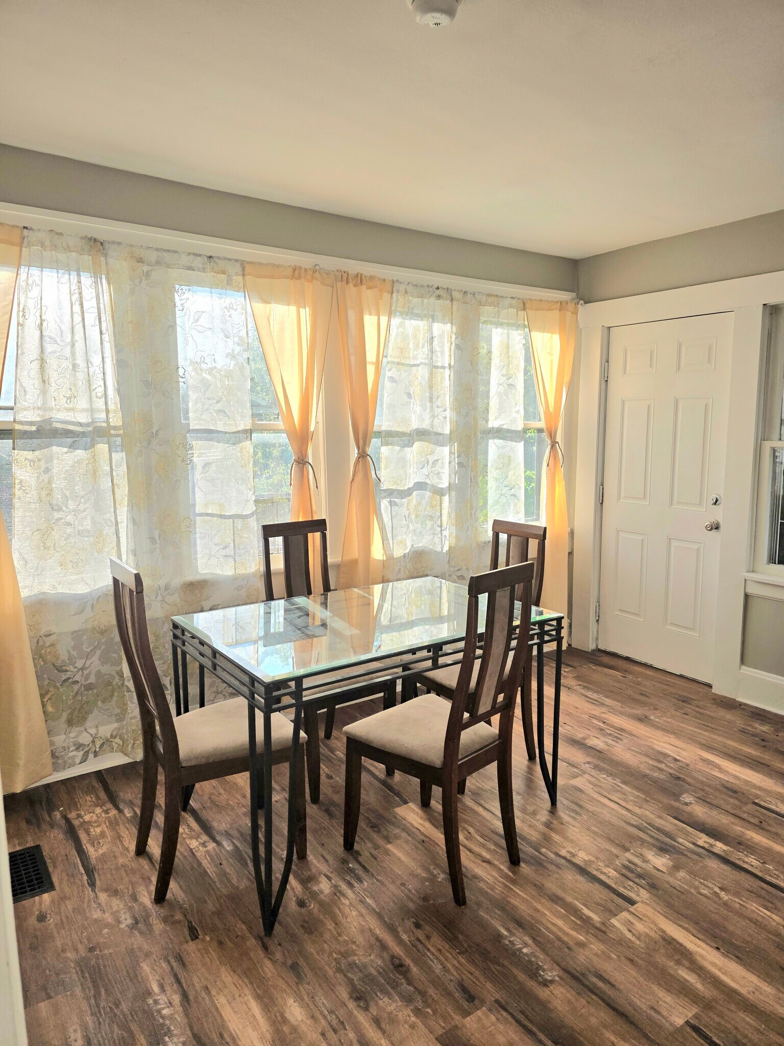 Kitchen dining - 220 E Oakland Ave