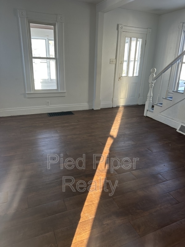 Building Photo - 425 W American St