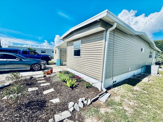 Building Photo - 1419 Turkey Creek Dr NE