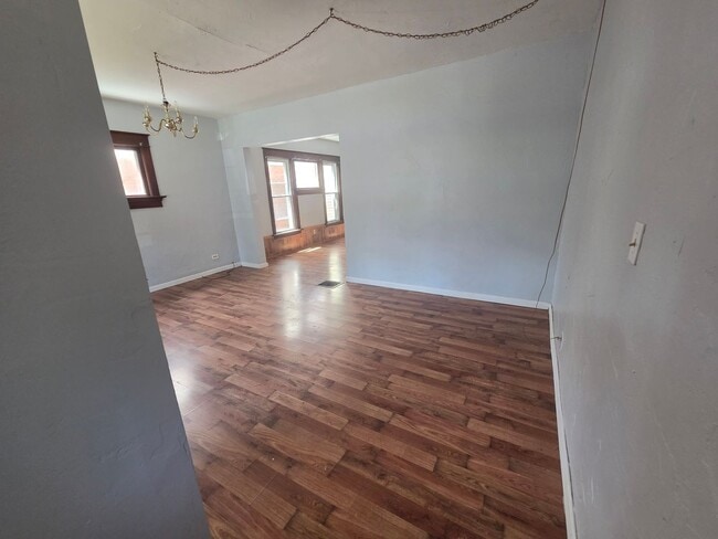 Building Photo - Lower 2 bedroom unit.