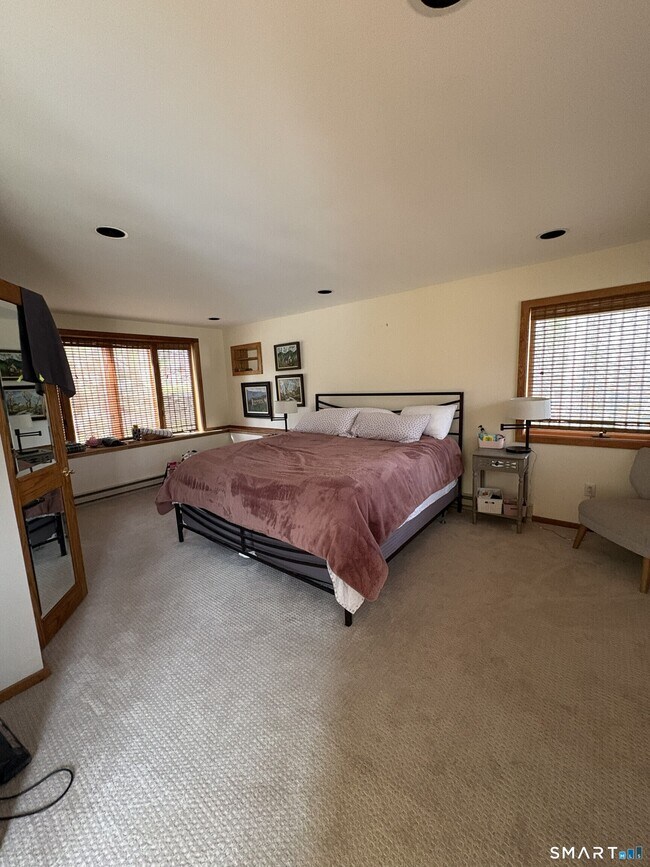 Building Photo - 40 Looking Glass Hill Rd