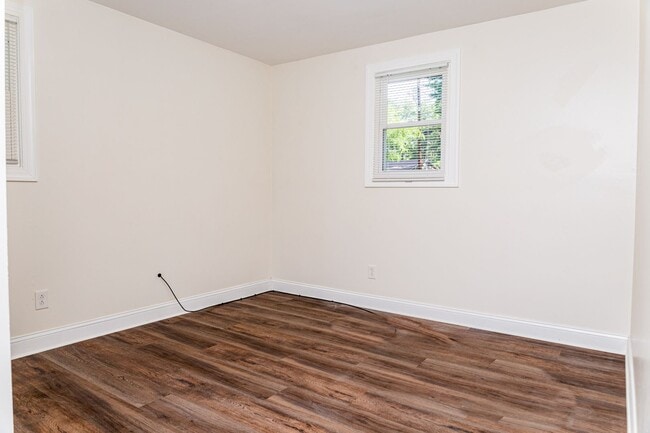 Building Photo - New Listing!