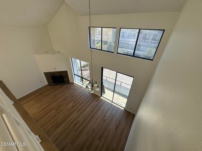 Building Photo - 13331 Moorpark St