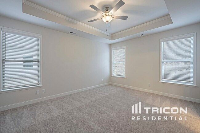 Building Photo - 325 Oxbow St