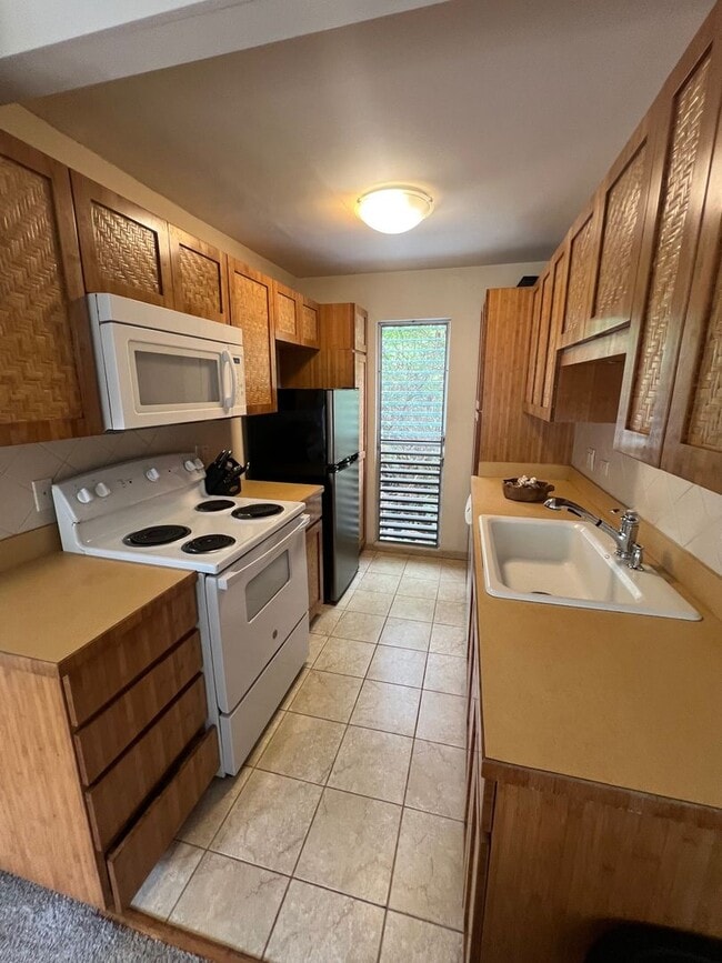 Building Photo - 1 Bed/2 Bath Condo in downtown Kona (furnished)