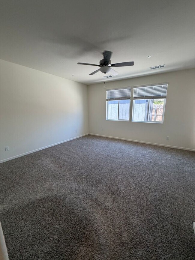 Building Photo - Beautiful Home for rent in Tulare!